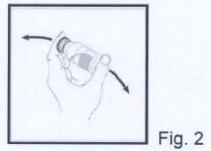 Mano che tiene un autoiniettore con l