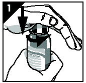 Mano che tiene una fiala medicinale con un ago inserito nel tappo di gomma per l