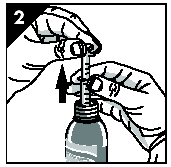 Mano che tiene una siringa pronta per aspirare il liquido da un flaconcino farmaceutico trasparente con tappo di gomma