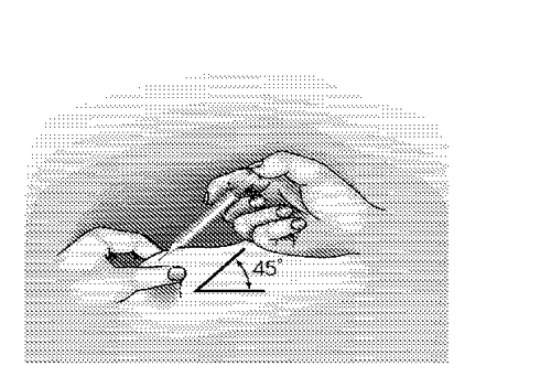 Mano che tiene una siringa inclinata di 45 gradi mentre l