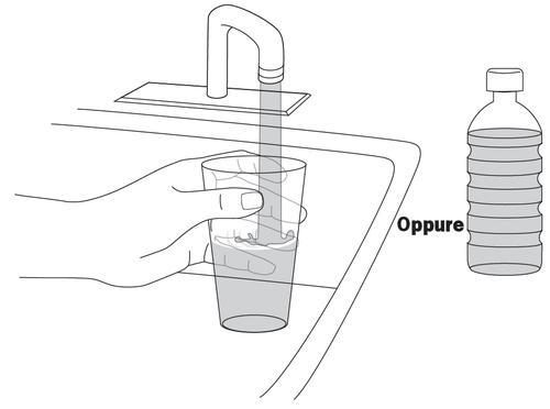Mano che versa acqua da un rubinetto in un bicchiere accanto a una bottiglia d