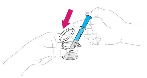 Mano che estrae farmaco da un flaconcino con una siringa blu, freccia rossa indica direzione di estrazione