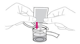 Mani che aprono una bustina sopra un flacone di vetro trasparente con liquido e freccia rosa verso il basso