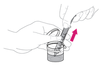 Mano che inserisce una siringa in un flaconcino di vetro trasparente contenente liquido, freccia rossa indica la direzione