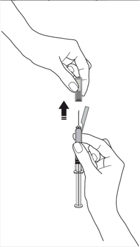 Mano che collega un ago alla siringa preriempita con una freccia nera che indica la direzione di connessione