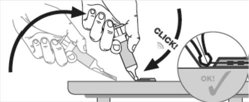 Dispositivo autoiniettante con ago inserito nella pelle, freccia che indica la pressione e cerchio con spunta verde OK