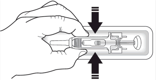 Mano che preme su un dispositivo penna per iniezione con frecce nere che indicano la direzione della pressione