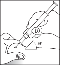 Mano che tiene una siringa inclinata a 45 gradi mentre l