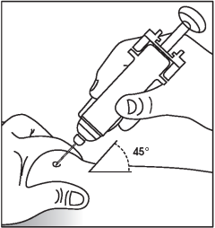Mano che tiene una siringa inclinata di 45 gradi mentre l