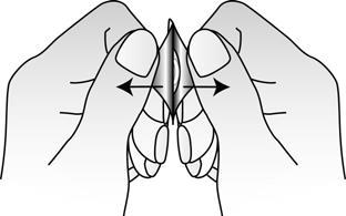 Due mani che tengono e piegano una fiala di vetro trasparente con la punta rivolta verso il basso