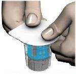 Mani che tengono un dispositivo pre-riempito con liquido blu e un filtro bianco trasparente applicato sopra