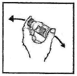 Mano che stringe un dispositivo per iniezione auto-iniettante con frecce che indicano la direzione di attivazione