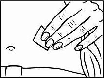 Mano che afferra un batuffolo di cotone mentre un ago sottile penetra nella pelle del braccio inferiore