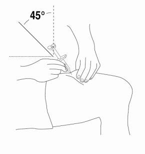Mano che tiene una siringa inclinata a 45 gradi mentre l