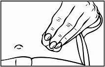 Mano che pizzica la pelle formando una piega e una goccia di liquido che si forma sulla superficie cutanea