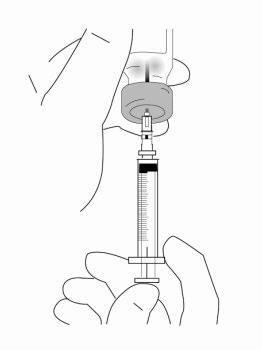 Mano che tiene una siringa con ago inserito in un flaconcino medicinale trasparente contenente liquido