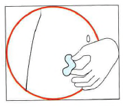 Braccio con cerchio rosso e mano che applica un batuffolo di cotone imbevuto su un punto specifico