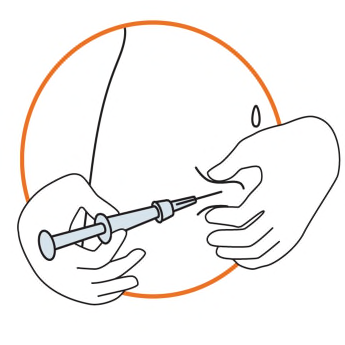 Mano che tiene una siringa e inserisce l