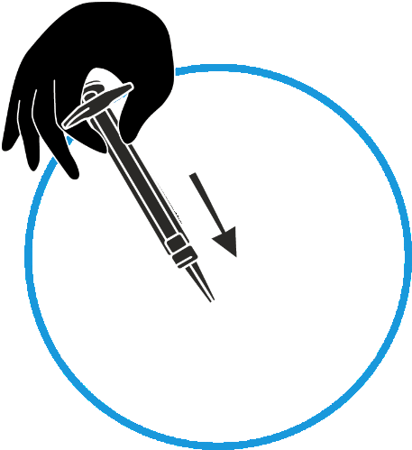 Mano che tiene una siringa con ago rivolto verso il basso e cerchio blu che indica il punto di iniezione sottocutanea