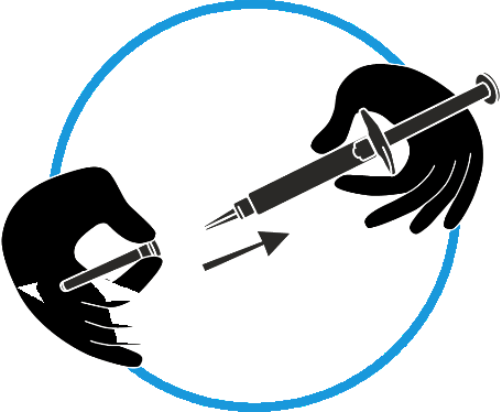 Due mani nere che tengono una siringa con ago e una freccia indica la direzione di inserimento