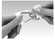 Mani che aprono una bustina metallizzata trasparente con un farmaco iniettabile all