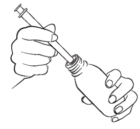 Mano che riempie una siringa da un flacone di medicinale trasparente con tappo a vite