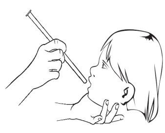 Mano che somministra gocce medicinali in bocca a un bambino, testa inclinata e sguardo laterale