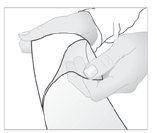 Mano che pizzica la pelle del braccio formando una piega, con l