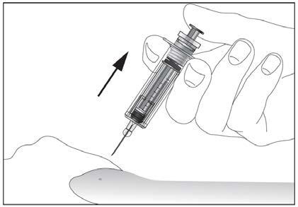 Mano che tiene una siringa preriempita con l