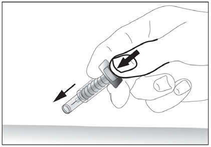 Mano che tiene una siringa con ago rivolto verso il basso e freccia nera che indica la direzione di inserimento
