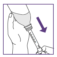 Mano che tiene una siringa preriempita con farmaco e una freccia viola indica la direzione di iniezione sottocutanea