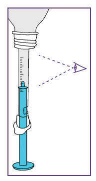 Siringa pre-riempita con farmaco trasparente e meccanismo di iniezione azzurro con indicatore visivo e freccia direzionale