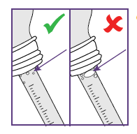 Corretta e scorretta tecnica di iniezione sottocutanea con siringa, segno di spunta su quella corretta e croce su quella errata