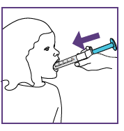 Bambino con la bocca aperta che riceve un farmaco liquido tramite siringa senza ago, freccia viola indica la direzione