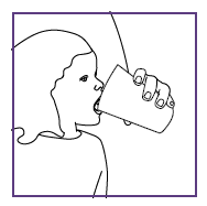 Profilo di una persona che utilizza un inalatore buccale con bocchino inserito in bocca