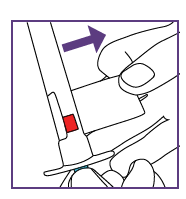 Siringa con ago rosso che penetra nella pelle, freccia blu indica la direzione di inserimento e dispositivo di sicurezza bianco