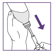 Mano che tiene una siringa preriempita mentre viene premuta per erogare il farmaco e freccia viola che indica la direzione