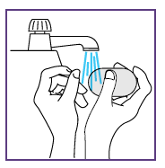 Mani che lavano una fiala di vetro sotto un getto d