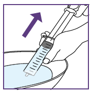 Siringa con ago inserito nella pelle, freccia viola indica la direzione dell