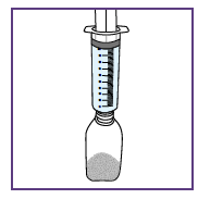 Siringa trasparente con stantuffo e scala graduata che aspira polvere da un flaconcino di vetro