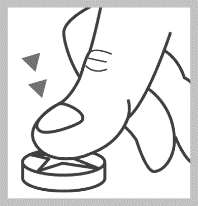 Braccio con ago inserito nella pelle e due frecce nere che indicano la direzione dell