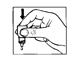 Mano che tiene un dispositivo autoiniettante con l