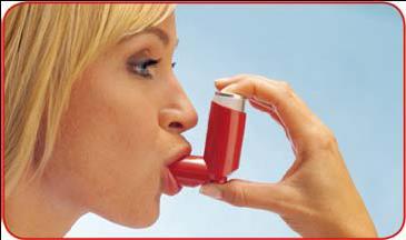 Donna che utilizza un inalatore rosso per l