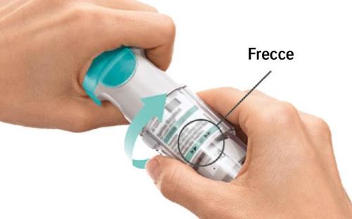 Dispositivo autoiniettante bianco e azzurro tenuto da una mano con frecce blu che indicano la rotazione