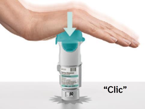 Dispositivo autoiniettante blu e bianco con freccia verso il basso e indicazione &ldquo;Clic&rdquo; su superficie chiara