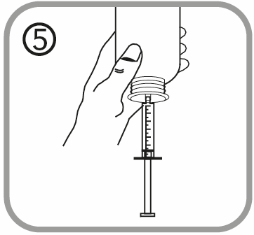 Mano che tiene una siringa con ago inserito nel tappo di un flacone medicinale cilindrico trasparente