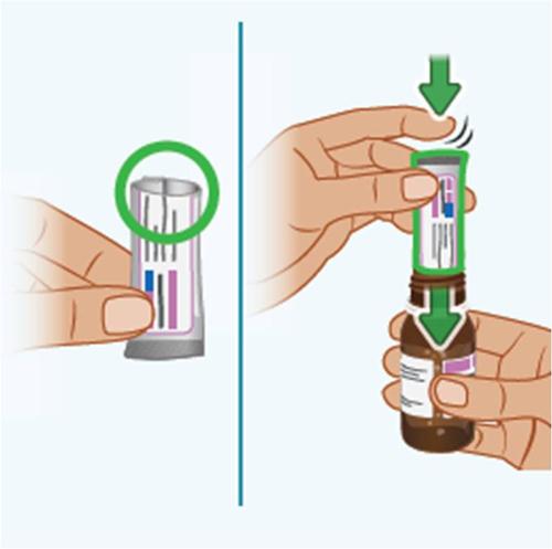 Mano che tiene una penna iniettabile con cartuccia viola e flaconcino marrone, frecce verdi indicano il riempimento e la preparazione
