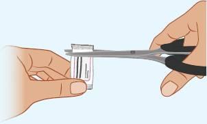 Mani che tagliano con le forbici un involucro di plastica trasparente contenente una fiala farmaceutica bianca