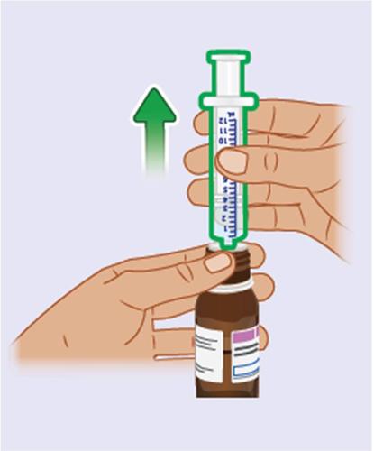 Mano che tiene una siringa verde con ago mentre aspira il farmaco da un flaconcino marrone con etichetta blu e bianca freccia verde indica l