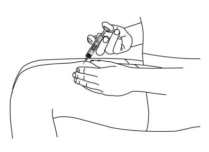 Mano che tiene una siringa pronta per l